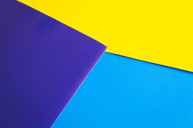 Çok renkli bir arka plan. Kağıt üzerinde üç renk. Tasarım için parlak renkli bir arka plan. Gökkuşağı kağıdı.