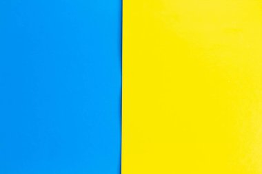 Çok renkli bir arka plan. Kağıt üzerinde üç renk. Tasarım için parlak renkli bir arka plan. Gökkuşağı kağıdı.