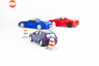 Çarpışma. İşaretler ve koniler yolda. Yoldaki korkuluklar. Sürüş tehlikesi. Devrilmiş araba. Çarpışma.