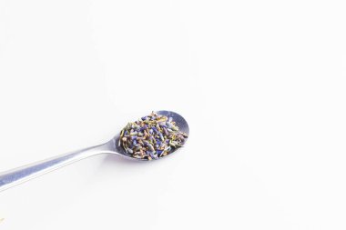 Kuru lavanta çiçekleri. Lavanta çiçeklerinden çay. Dağ lavantasının şifalı bitkileri. Beyaz arka planda. Yukarıdan bak. Lavanta, Lamiaceae familyasından bir bitki cinsidir.