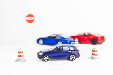 Çarpışma. İşaretler ve koniler yolda. Yoldaki korkuluklar. Sürüş tehlikesi. Devrilmiş araba. Çarpışma.