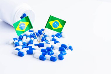 Haplar. Beyaz arka planda tıbbi kapsüller. Ülkedeki eczaneler. Eyaletteki ilaçlar. Tedavi için bir sürü kapsül. Ülkenin eczane ağı.