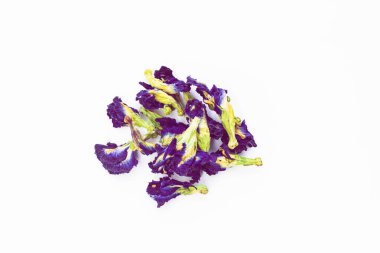 Tayland mavi çayı Chang Shu. Anchan çay çekirdekleri. Mavi çay. Beyaz arka planda meyveler. İçkiye karşılık bira. Çay kaşığı yakın çekim. İzole bir arkaplanda mavi yapraklar.