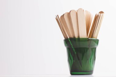 Tahta spatula. Tüy dökümü için balmumu spatulası. Şeker macunuyla karıştırmak. Şekerli saç kesimi. Bardaktaki ahşap spatulalar..