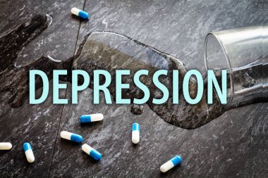 Haplar. Su döküldü ve tıbbi kapsüller dağıldı. Ambulans çağırın. Hap zehirlenmesi. Ellerinden bir bardak su ve haplar dökülüyor..