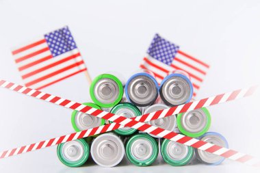 Batarya. Ülkenin bayrağının arka planında bir sürü pil var..