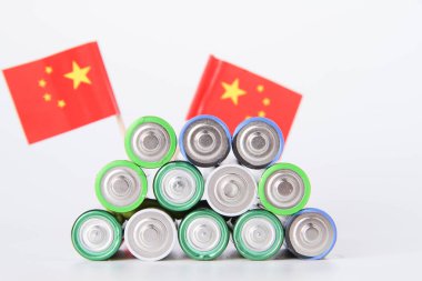 Batarya. Ülkenin bayrağının arka planında bir sürü pil var..