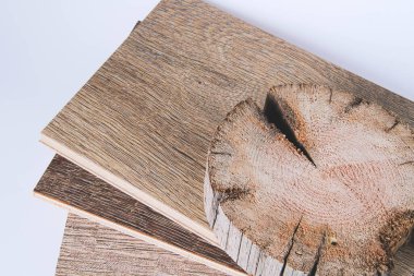 Laminate. Tahta ve ahşap kaplama. Doğal ahşap ve kaplama döşeme. Ev dekoru. Doğal zemin. Döşemeyi cilala. Doğal bir ürün örneği.