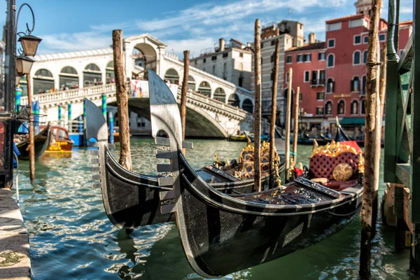 สะพานริอัลโตกับกอนโดลาในเวนิส — ภาพถ่ายสต็อก
