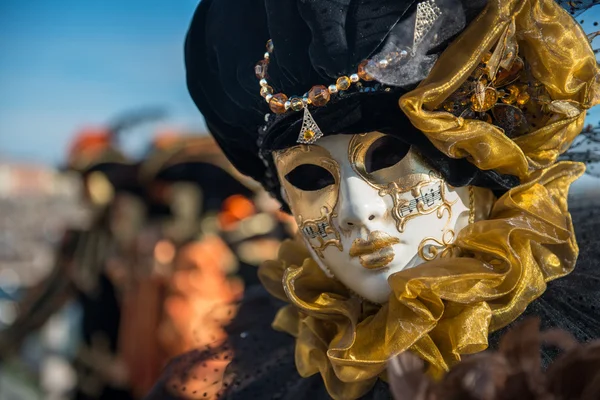 Zlatá benátský karneval maska — Stock fotografie