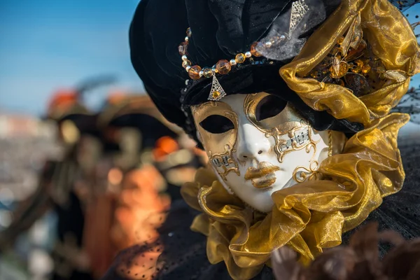 Gyllene venetiansk karneval mask — Stockfoto