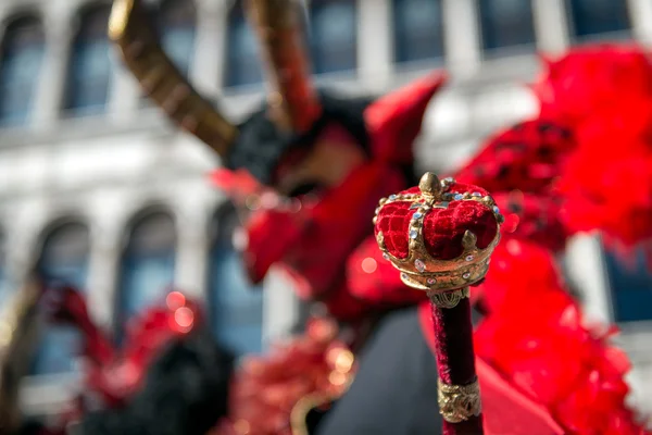 恶魔与权杖-狂欢节面具 — 图库照片