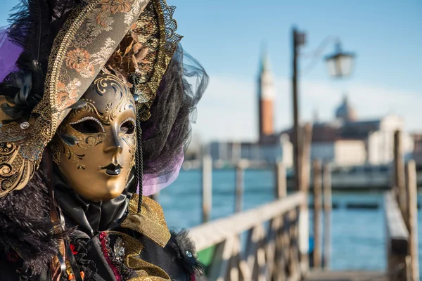 Goldene venezianische Karnevalsmaske — Stockfoto