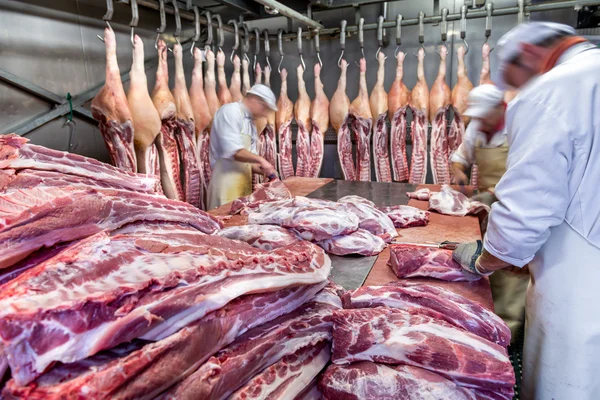 Lavorazione di carne e bistecche — Foto Stock