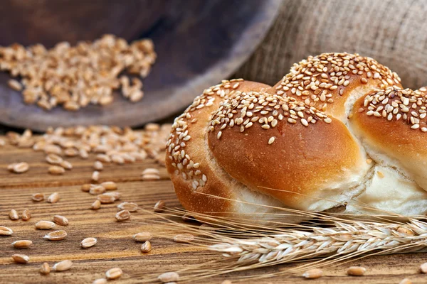Булочка и пшеница — стоковое фото