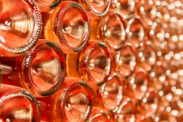 Uma fileira de garrafas de champanhe - adega — Fotografia de Stock