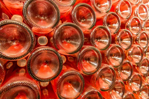 Uma fileira de garrafas de champanhe - adega — Fotografia de Stock