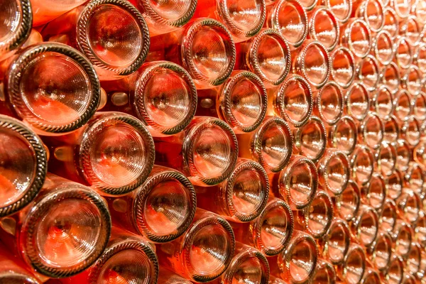 Una fila di bottiglie di champagne - Cantina — Foto Stock