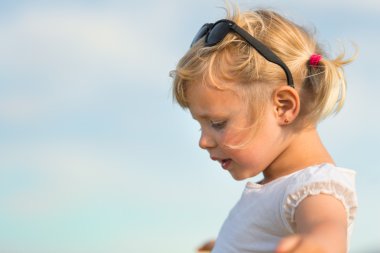 gökyüzü arka plan üzerinde güzel genç kız