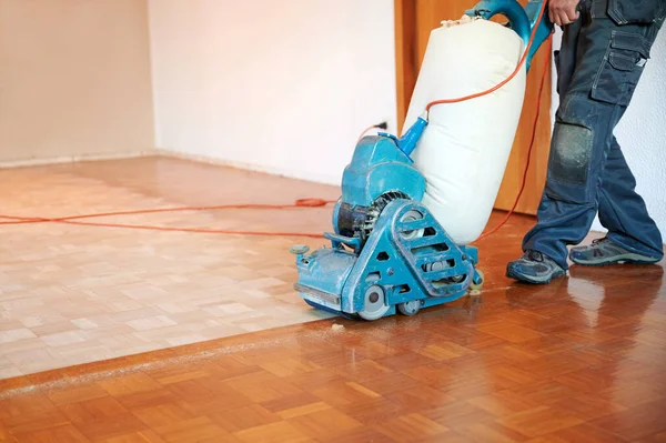 Travailleur Polissage Parquet Avec Rectifieuse Image En Vente