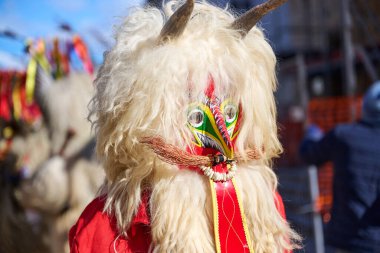 Kurent 'in renkli yüzü, Slovenya geleneksel maskesi, karnaval zamanı. Şubat ayındaki zulüm, karnavalda kullanılan geleneksel maske, Slovenya.
