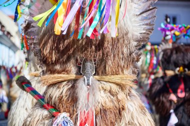 Kurent 'in renkli yüzü, Slovenya geleneksel maskesi, karnaval zamanı. Şubat ayındaki zulüm, karnavalda kullanılan geleneksel maske, Slovenya.