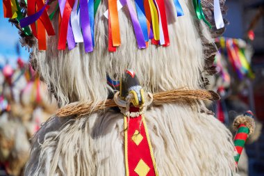 Kurent 'in renkli yüzü, Slovenya geleneksel maskesi, karnaval zamanı. Şubat ayındaki zulüm, karnavalda kullanılan geleneksel maske, Slovenya.