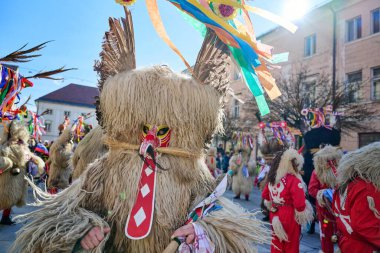 Kurent 'in renkli yüzü, Slovenya geleneksel maskesi, karnaval zamanı. Şubat ayındaki zulüm, karnavalda kullanılan geleneksel maske, Slovenya.