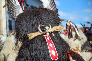 Kurent 'in renkli yüzü, Slovenya geleneksel maskesi, karnaval zamanı. Şubat ayındaki zulüm, karnavalda kullanılan geleneksel maske, Slovenya.