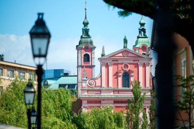 Romantik Ljubljana şehir merkezi: Ljubljanica Nehri, Üçlü Köprü, Tromostovje, Preseren Meydanı ve Annunciation Fransisken Kilisesi. Ljubljana, Slovenya, Avrupa.