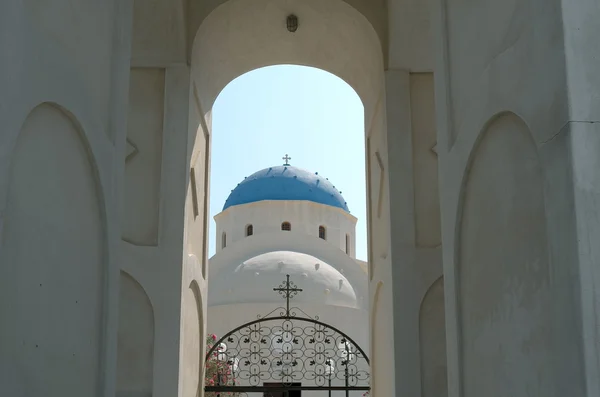 Церква в місті perissa . — стокове фото