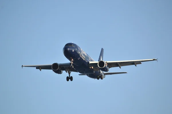 Aviones de Astra Airlines en vuelo antes de aterrizar . —  Fotos de Stock