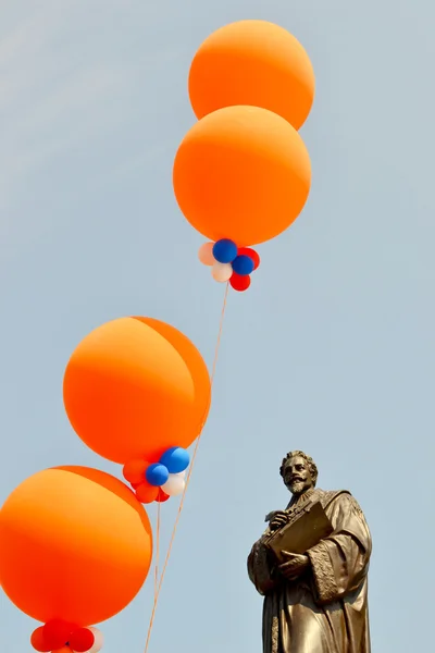 Hugo Grotius was decorated with balloons on Queens day in Delft. — Stock Photo, Image