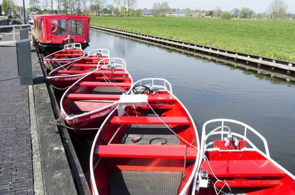 Nizozemsko - giethoorn - cca dubna 2014: bezhlučné lodě jsou ukotveny v přístavišti. — Stock fotografie
