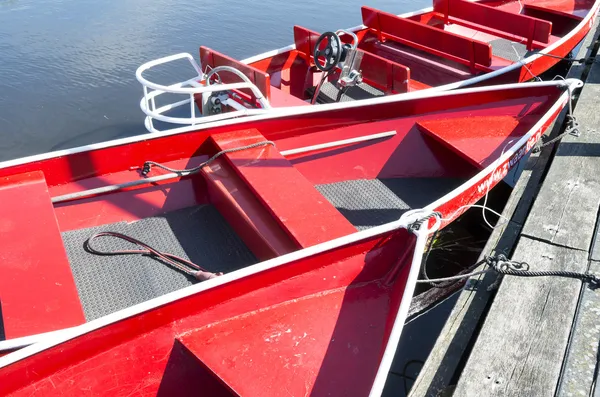 Hollanda - giethoorn - Nisan 2014 yaklaşık: gürültüsüz tekneler iskelede yerleştirilmiş. — Stok fotoğraf