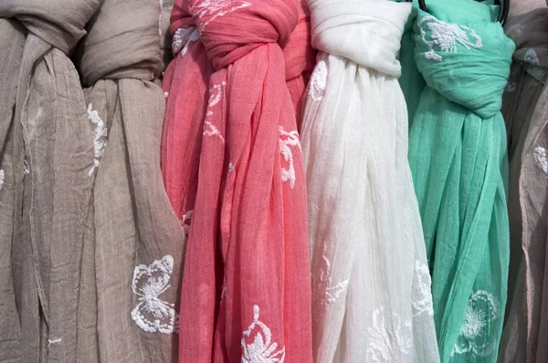 Sjaals voor verkoop. — Stockfoto