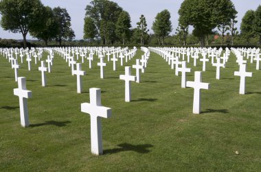 Hollanda - margraten - Haziran 2014 yaklaşık: Hollanda Amerikan mezarlığı ve Anıtı, düşen ABD askerlerinin askeri mezarların üzerinde haçlar.