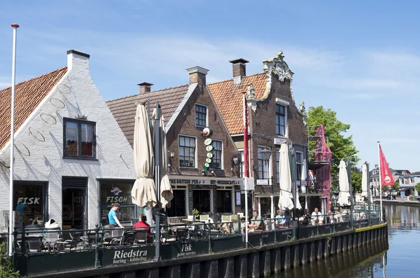 Nizozemsko - Lemmer - cca květen 2014: Lidé na terase v centru Lemmer. — Stock fotografie