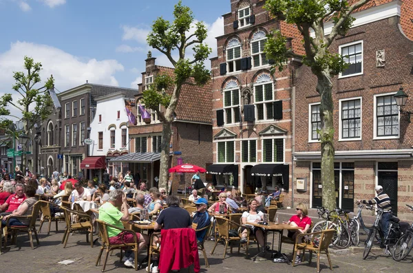 Nizozemsko - oudewater - cca červen-2014: lidé na terase v centru vesnice oudewater. — Stock fotografie