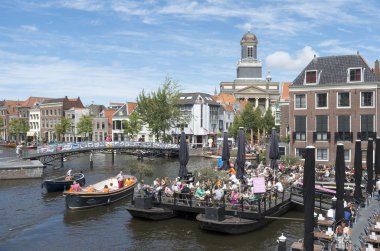 Hollanda - leiden - Haziran 2014 yaklaşık: Leiden merkezi bir teras üzerinde kişi.