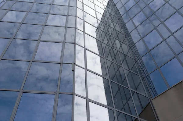 Fachada de vidrio de un edificio de oficinas en Scheveningen, Países Bajos . —  Fotos de Stock