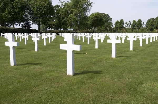 Croci su tombe militari di soldati statunitensi caduti al cimitero americano olandese e memoriale . — Foto Stock