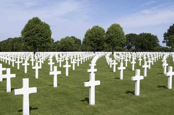 PAESI BASSI - MARGRATEN - CIRCA GIUGNO 2014: Croci sulle tombe militari dei soldati statunitensi caduti nel cimitero e memoriale americano dei Paesi Bassi . — Foto Stock