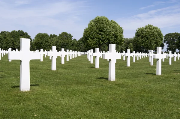 PAESI BASSI - MARGRATEN - CIRCA GIUGNO 2014: Croci sulle tombe militari dei soldati statunitensi caduti nel cimitero e memoriale americano dei Paesi Bassi . — Foto Stock