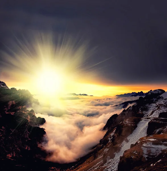 Туманний захід сонця — стокове фото