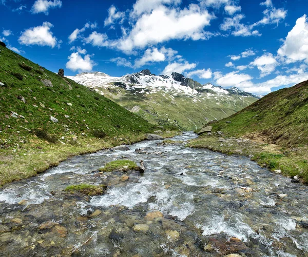 Rio das montanhas — Fotografia de Stock