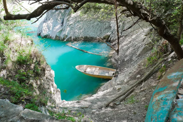 Un pequeño barco en la cala —  Fotos de Stock