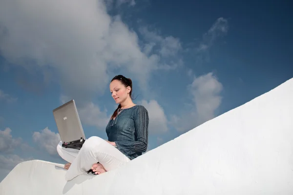 Woman with laptop compute — Stock Photo, Image