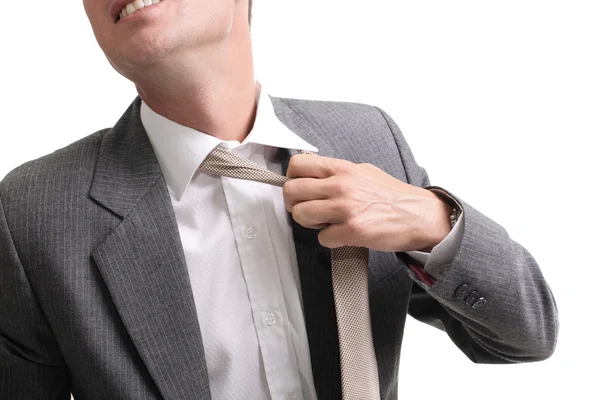 Свободны! - молодой напряженный бизнесмен расстегивает галстук — стоковое фото