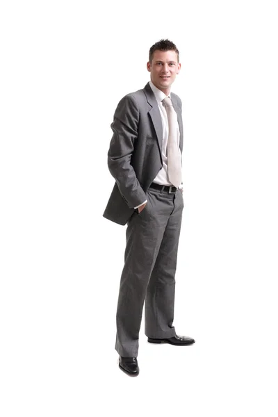 Молодой привлекательный бизнесмен стоит в одиночестве — стоковое фото